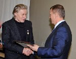 Губернатор Н.В. Денин награждает Почетной грамотой В.С. Писарева - сотрудника газеты 